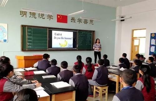 老师在用多媒体教学一体机讲课